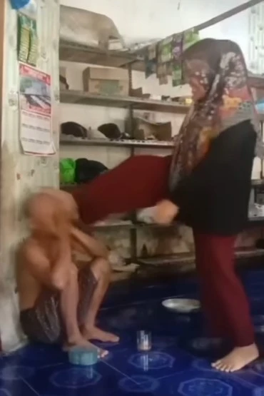 Read more about the article Demi Konten, Istri Tega Tendang Kepala Suami Jadi Sorotan